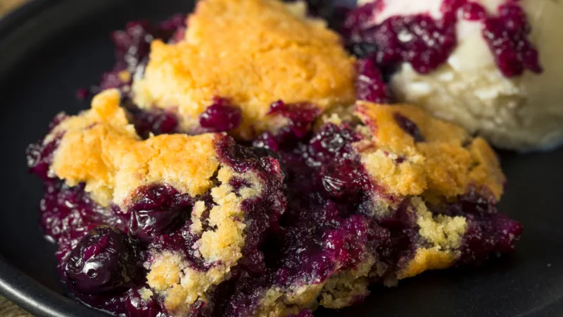 What is the Difference Between Blueberry Crumble and Blueberry Cobbler?