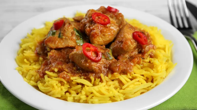 Savory Chicken and Yellow Rice Recipe – An Authentic with Rich Flavor